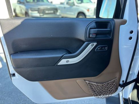 Used 2014 Jeep Wrangler Unlimited Sahara w/ Max Tow Package image 9