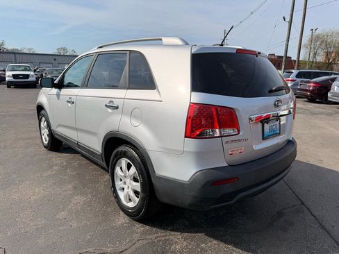 Used 2011 Kia Sorento LX w/ Convenience Pkg image 3