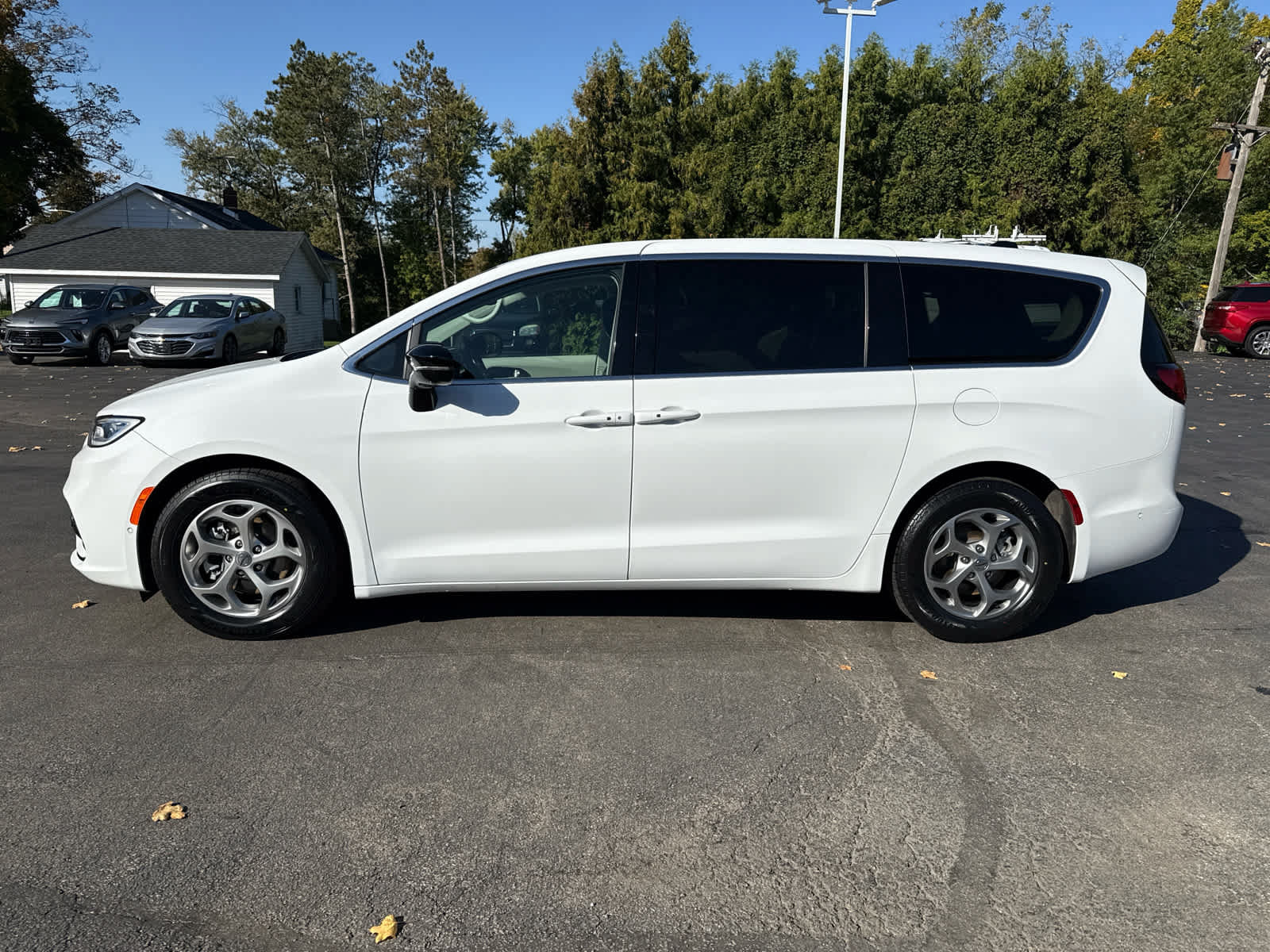 Used 2024 Chrysler Pacifica Limited w/ Uconnect Theater Family Group FWD image 6