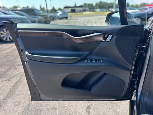 Used 2018 Tesla Model X 75D image 30