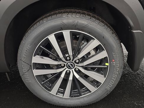 New 2025 Nissan Pathfinder Platinum image 11