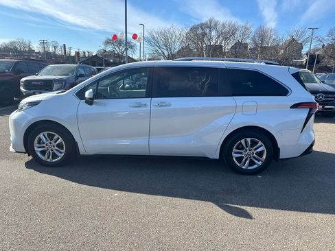 Used 2023 Toyota Sienna Limited image 4