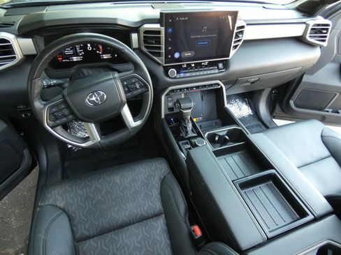 Used 2025 Toyota Tundra Limited AWD/4WD image 28