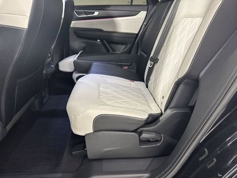 Used 2024 Volkswagen Atlas Cross Sport SEL Premium R-Line image 21