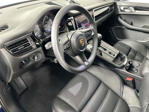 Certified 2026 Porsche Macan AWD/4WD image 4