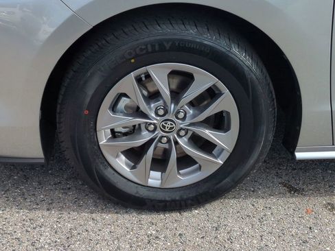 Used 2021 Toyota Sienna LE image 11