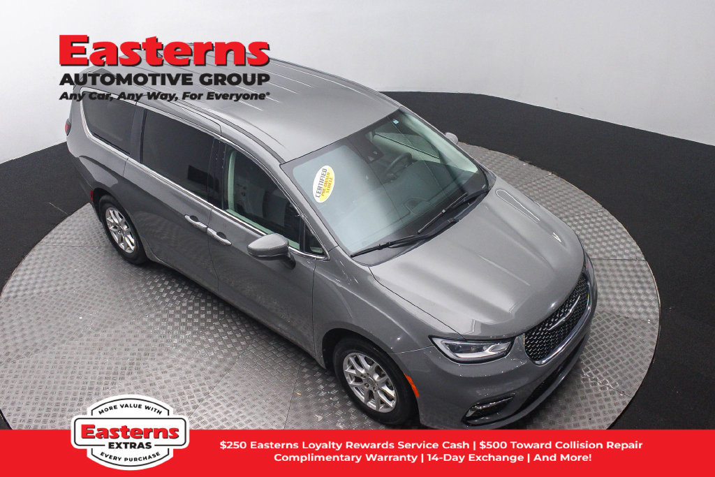 Used 2023 Chrysler Pacifica Touring-L FWD image 4