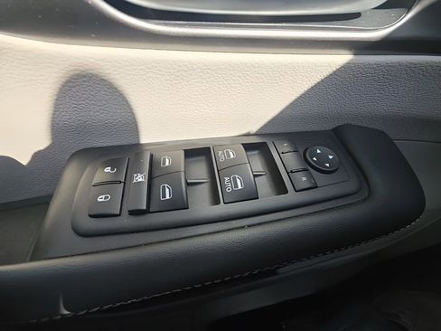 Used 2024 Chrysler Pacifica Touring-L image 22