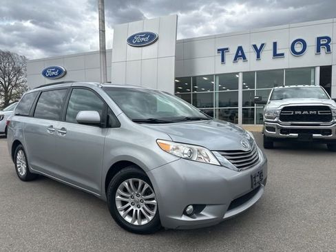 Used 2015 Toyota Sienna XLE w/ XLE Navigation Package image 1