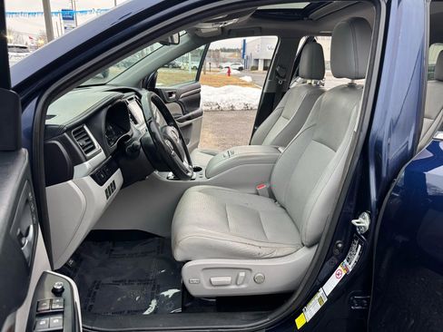 Used 2014 Toyota Highlander Limited w/ Preferred Accessory Package image 9
