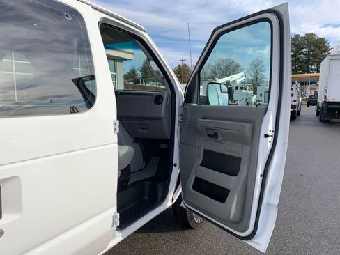 Used 2014 Ford E-150 and Econoline 150 Wagon w/ Power Windows & Locks Group image 19