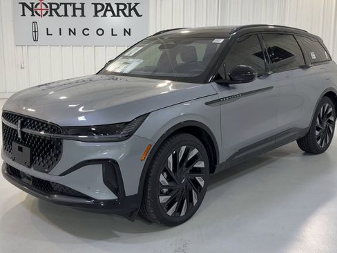 New 2025 Lincoln Nautilus Reserve image 5