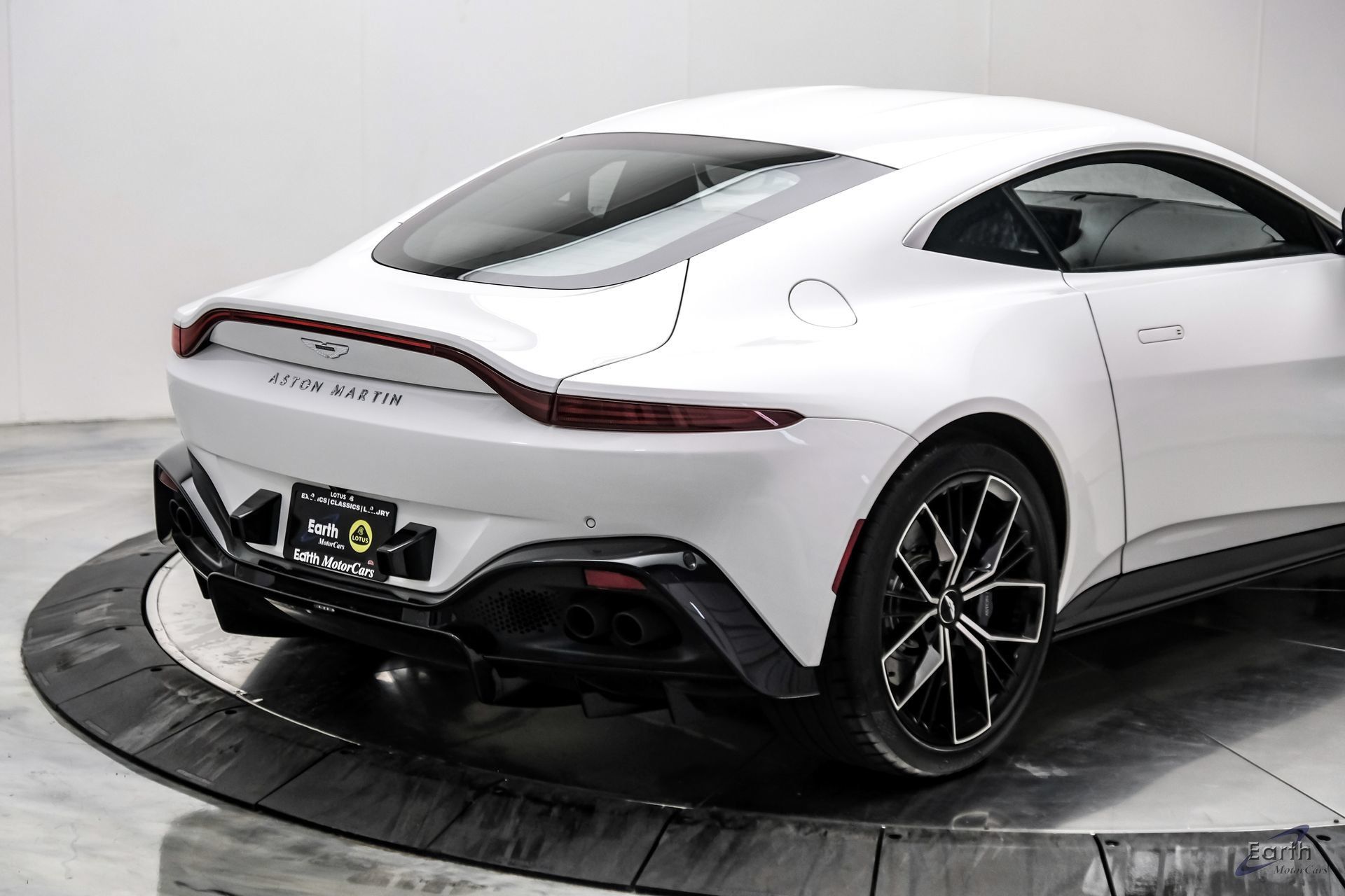 Used 2022 Aston Martin V8 Vantage Coupe RWD image 22