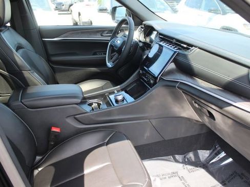 Used 2025 Jeep Grand Cherokee Limited w/ Luxury Tech Group II AWD/4WD image 37