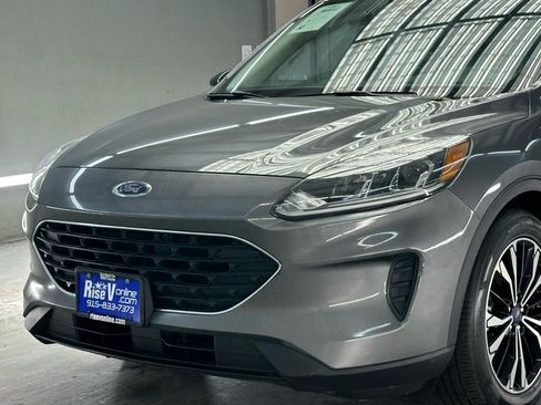 Used 2022 Ford Escape SE w/ SE Sport Appearance Package FWD image 4