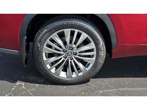 New 2026 Toyota Highlander Platinum AWD/4WD image 14