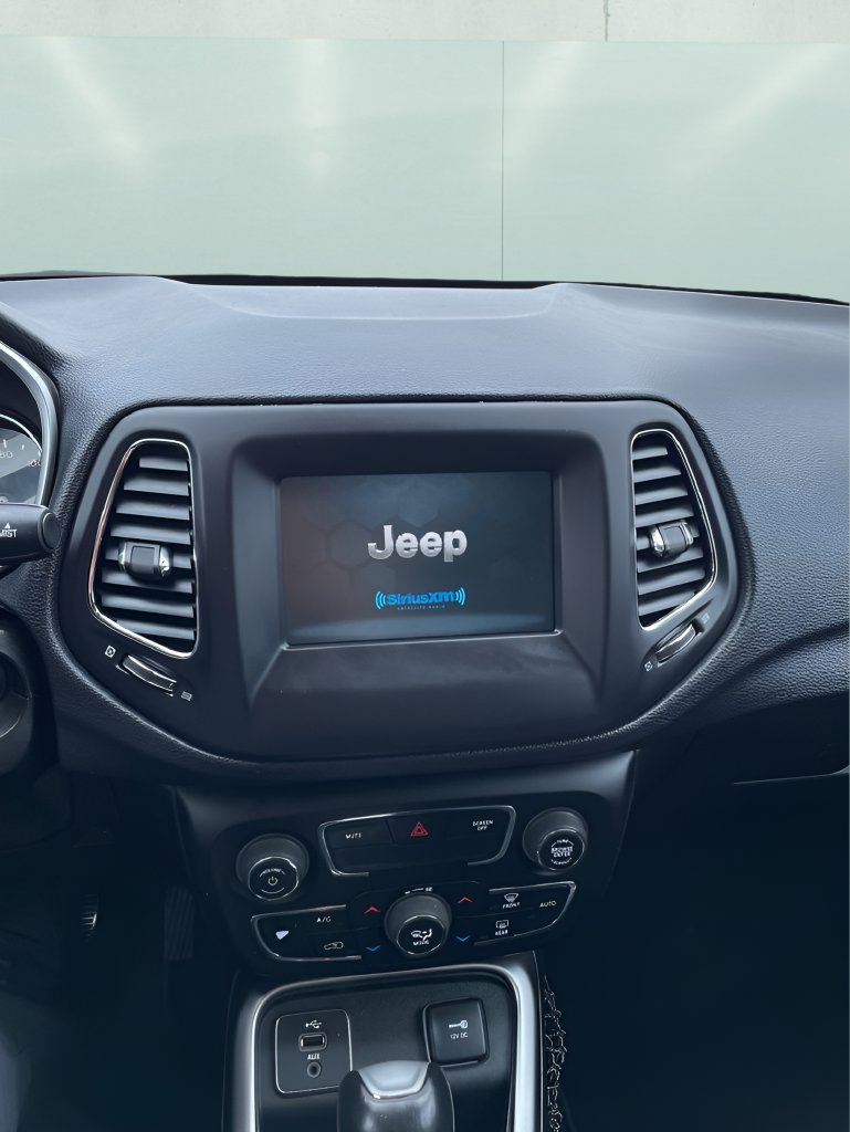 Used 2018 Jeep Compass Latitude w/ Popular Equipment Group FWD image 17