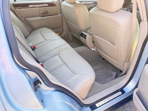 Used 2007 Lincoln Town Car Signature Limited image 13