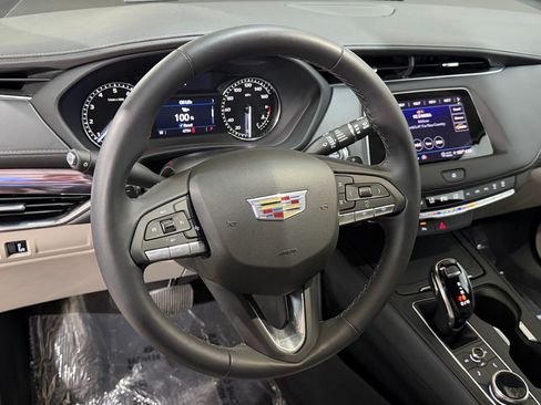 Used 2023 Cadillac XT4 Luxury FWD image 3