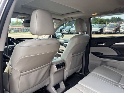 Used 2018 Toyota Highlander XLE FWD image 14