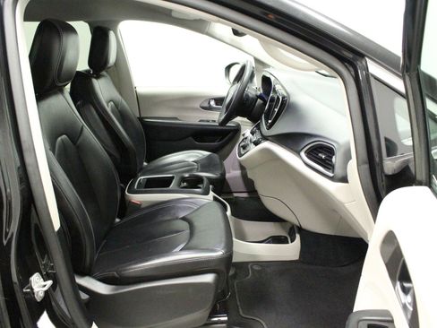 Used 2023 Chrysler Pacifica Touring-L FWD image 18