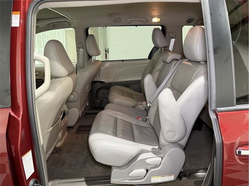 Used 2017 Toyota Sienna XLE Premium image 14
