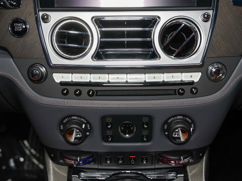 Used 2018 Rolls-Royce Wraith image 48