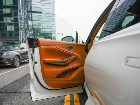 Used 2021 Aston Martin DBX image 22