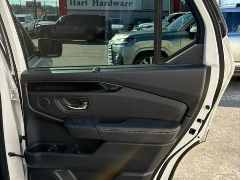 Used 2023 Honda Pilot TrailSport image 28