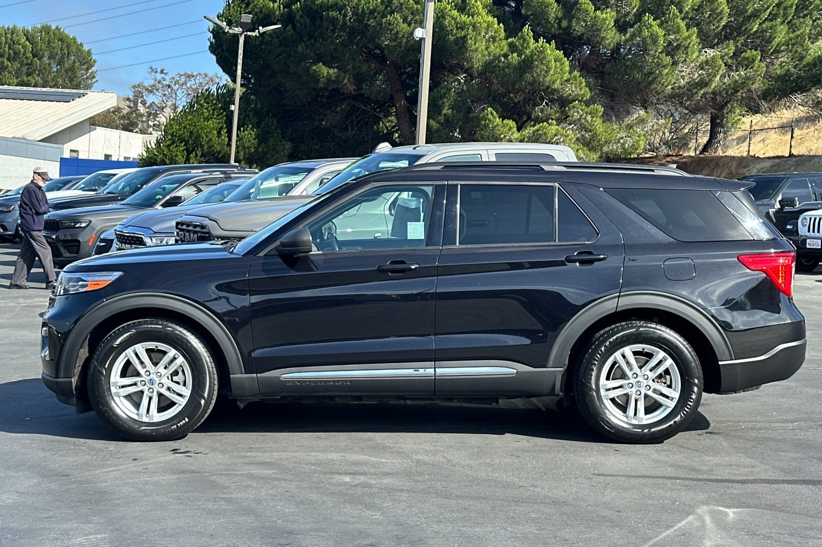 Used 2022 Ford Explorer XLT w/ Equipment Group 202A RWD image 7