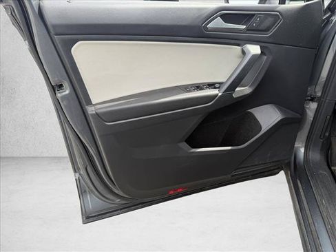 Used 2018 Volkswagen Tiguan SE FWD image 12