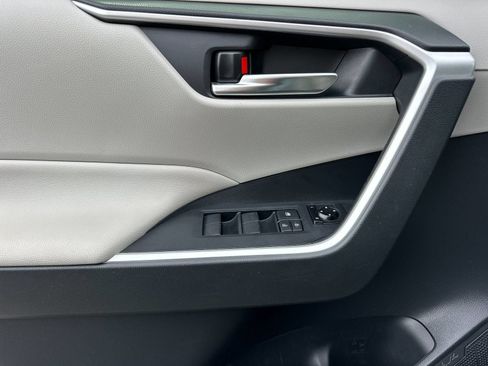 Used 2019 Toyota RAV4 XLE w/ Convenience Package AWD/4WD image 10