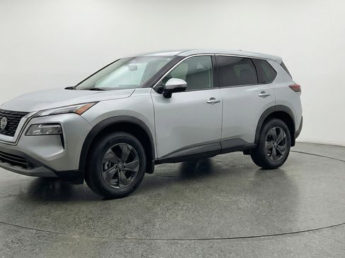 Used 2025 Nissan Rogue SV image 3