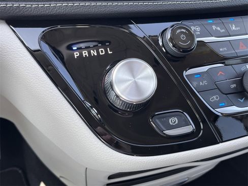 Used 2024 Chrysler Pacifica Touring-L image 27