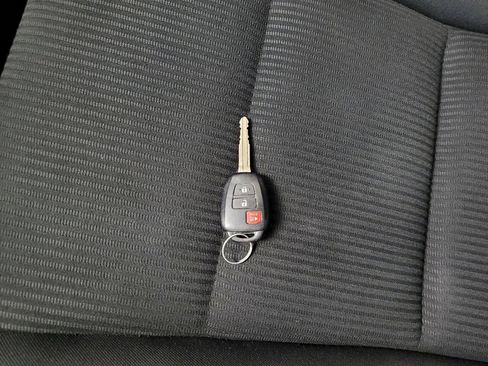 Used 2016 Toyota RAV4 LE AWD/4WD image 32