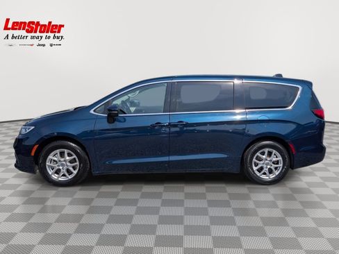 Used 2023 Chrysler Pacifica Touring-L FWD image 2