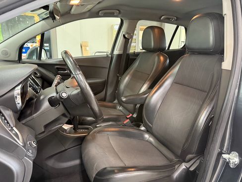 Used 2018 Chevrolet Trax LT w/ LT Convenience Package AWD/4WD image 10