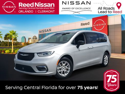 Used 2024 Chrysler Pacifica Touring-L image 1