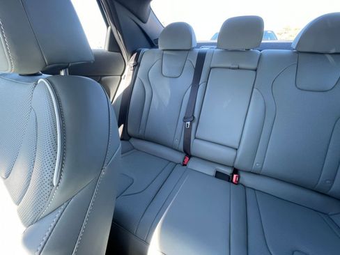 Used 2025 Hyundai Elantra Limited image 39