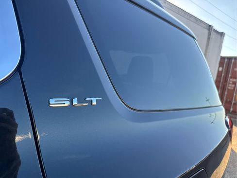 Used 2023 GMC Acadia SLT FWD image 17