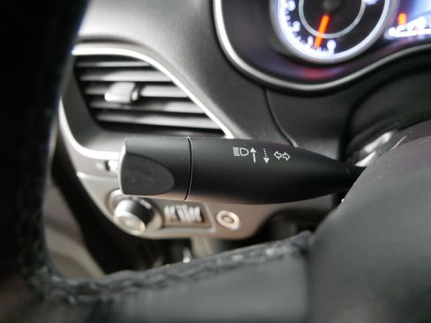 Used 2019 Jeep Cherokee Trailhawk AWD/4WD image 31