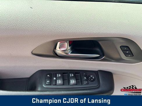 Used 2019 Chrysler Pacifica Limited w/ Tire & Wheel Group FWD image 13