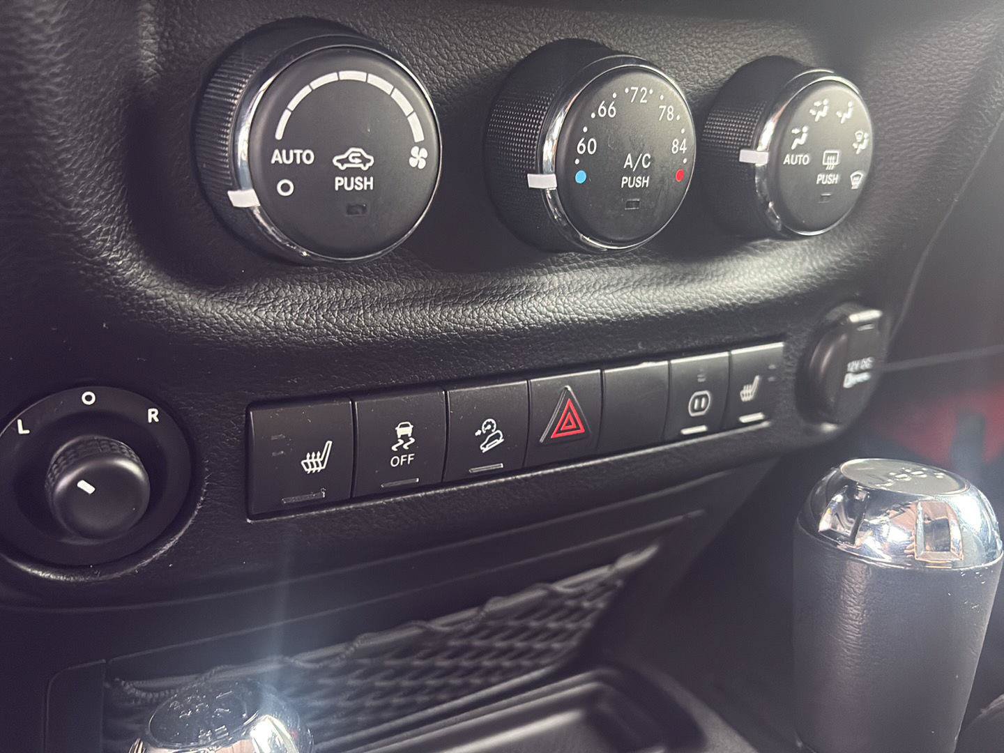 Used 2012 Jeep Wrangler Unlimited Rubicon w/ Connectivity Group AWD/4WD image 18