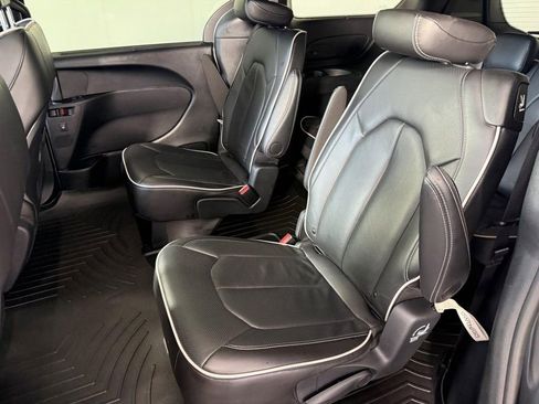 Used 2024 Chrysler Pacifica Limited w/ S Appearance Package image 16