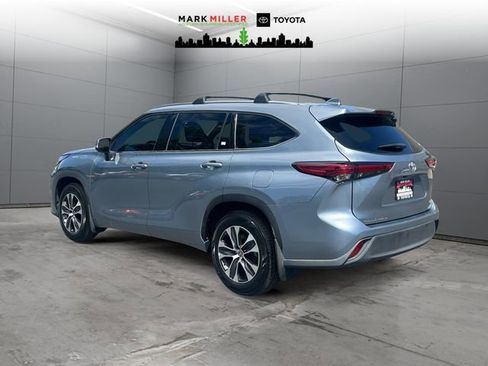 Used 2021 Toyota Highlander XLE FWD image 3