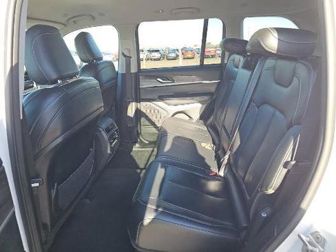 Used 2023 Jeep Grand Cherokee Limited w/ Black Appearance Package AWD/4WD image 12