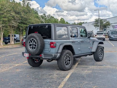 Used 2024 Jeep Wrangler Unlimited Rubicon w/ Convenience Group AWD/4WD image 3