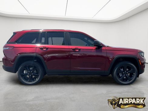 New 2025 Jeep Grand Cherokee Altitude AWD/4WD image 8