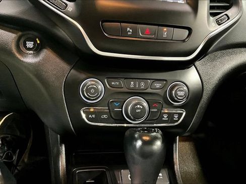 Used 2021 Jeep Cherokee Latitude Plus FWD image 15
