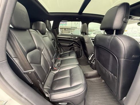 Used 2018 Porsche Cayenne Platinum Edition image 25